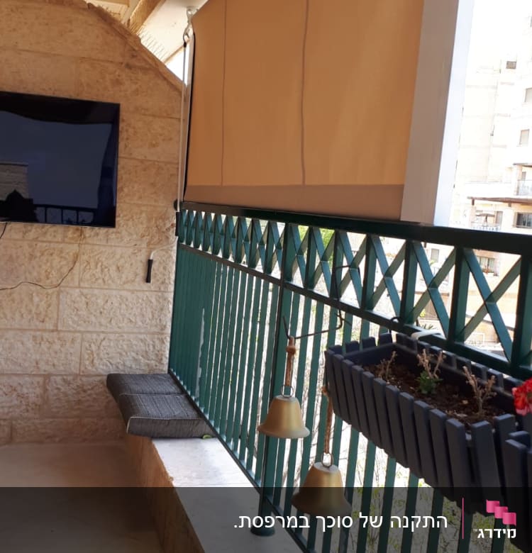 מרפסת עם סוכך בד בצבע בז